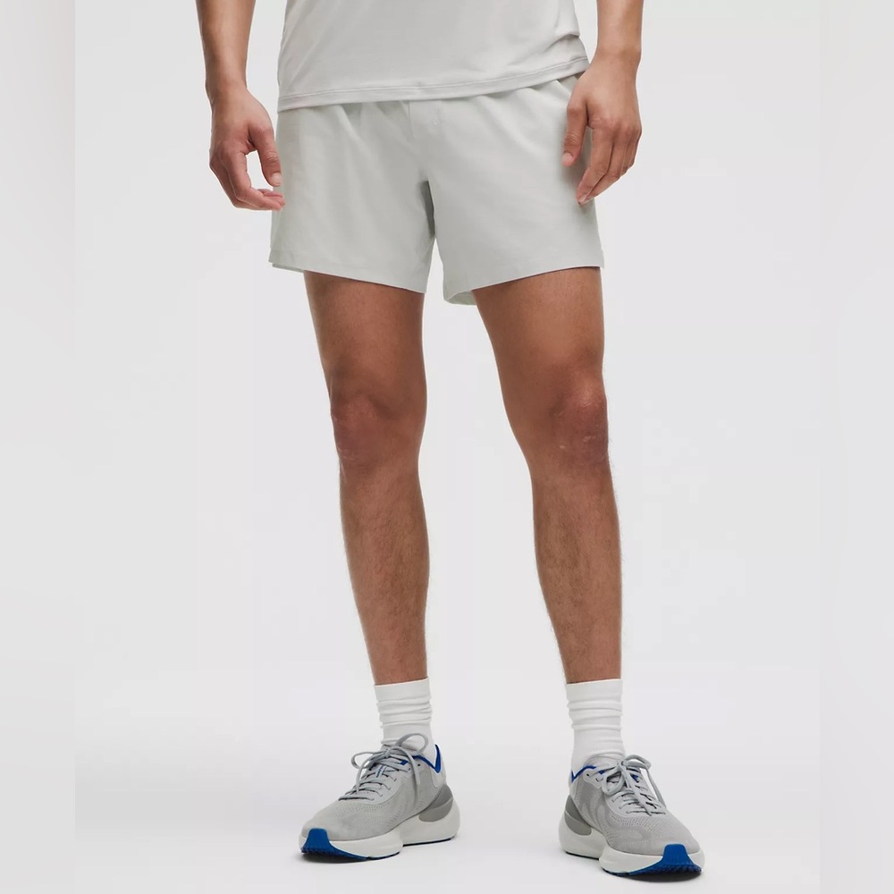 lululemon athletica Men's Mile Maker 6” Ripstop Lined Shorts in Vapor - XS